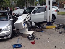 БМВ се вряза в бензиностанция в Пловдив, отнесе колонка и няколко коли