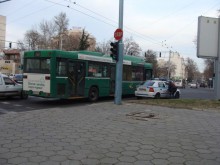 Градски рейс рязко наби спирачки в Пловдив, двама пострадаха