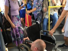 Шофьор от градския транспорт отказа да качи инвалид в автобуса