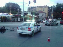 Моторист бе блъснат на бул. "Руски", не се знае какво е състоянието му