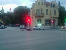 Случайно озовал се на мястото мъж: Някой от двамата е минал на червено! Приятел на моториста: Няма да кажа нищо!