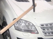 Пловдивчанин завари БМВ-то си с две забити кирки, извика полиция