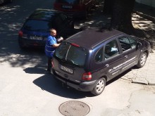 Читател: Общински служители ми показаха среден пръст, защото ги сгащих