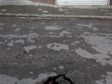 Кой и кога ще закърпи тази дупка, зейнала на пловдивска улица?
