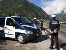 Шок на магистрала в Италия: Крака на бежанец стърчат под български ТИР