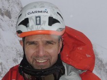 Големият ни алпинист Боян Петров остава в тежко състояние
