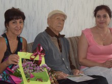 В "Южен" уважиха 103-годишния юбилей на дядо Борис