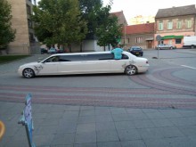 Празнуващи цигани газят с джип и лимузина през пешеходна зона