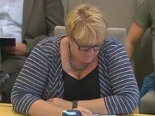 Спипаха депутат да лови покемони на заседание на парламента