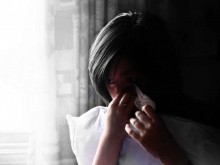 И това доживяхме: Фирми търсят да назначат красиви разплакващи момчета, за да просълзяват служителките