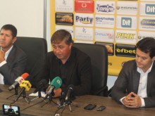 Шефовете на Ботев туширали напрежението в агитката относно Митов, вижте как