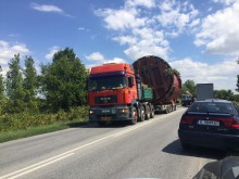 Камион с извънгабаритен товар затапи Околовръстното край Пловдив