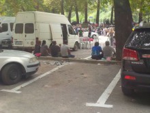 Циганска музика, кючеци, миризма на урина и фекалии на метри от Бачковския манастир