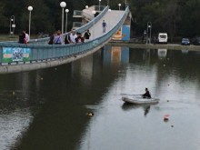 Отцепиха пешеходния мост на Гребната
