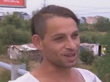 Роми зареждат телефоните си от светофар