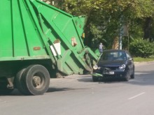 Сблъсък между боклукчийски камион и кола в Пловдив