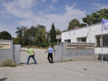 Пенсионери с инсулти и байпаси пазят 1500 мигранти