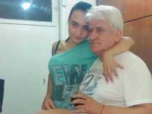 Ученичка от Пловдив се залюби с дядо, пусна много провокативни снимки