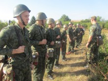 Студенти вдигат адреналина, като стрелят с "Калашников" и пълзят в окопи