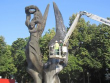 Мият с шампоан паметника на Съединението 