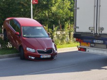 Като по филмите: Кола застана в рядко срещано положение на оживен пловдивски булевард!