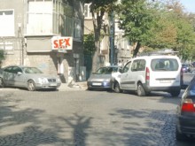 Катастрофа затрудни движението край сексшоп в центъра на Пловдив