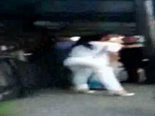 Видео от побоя: Служителката на Външно озверява, едва я удържат