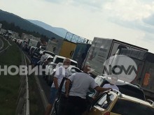 Километрично задръстване на АМ "Тракия", ТИР се заби в цистерна