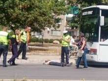Мъж тича по улиците, моли за помощ и припадна 