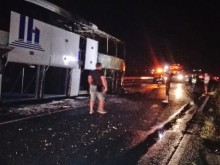Автобус с туристи се подпали в движение на АМ "Струма"