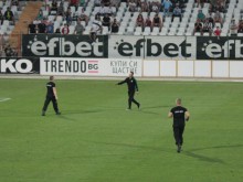 Нахлул на терена фен и димна завеса прекъснаха мача на Лаута