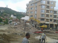 Багер събори къщата на кръстовището на "Васил Априлов" и "Пещерско"
