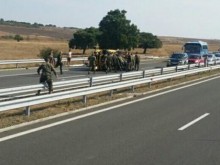 Вижте как военни от Пловдив помагат на пострадали при катастрофа на магистралата