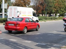 Млада жена е в болница след сблъсък между кола и мотоциклет в Пловдив!