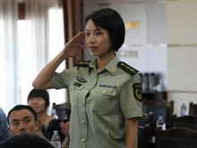 Жена-войник се прослави като най-красивия бодигард в света