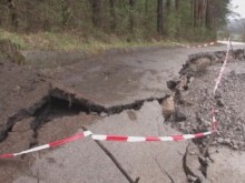 Училищни автобуси минават през свлачище
