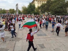Стотици пловдивчани извиха огромно хоро в знак на протест
