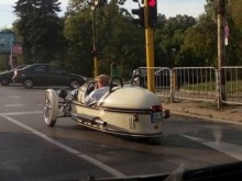 Причудлива машина из софийските улици събра погледите на хората