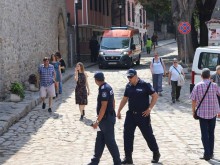 Засилено полицейско присъствие в Стария град, само линейка проби кордона
