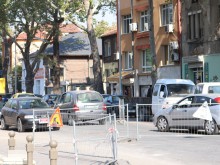 Два централни булеварда в Пловдив по време на ремонт: Единият стана паркинг, другият се "самоотвори"!