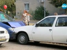Непълнолетен без книжка помля коли на родители на първия учебен ден
