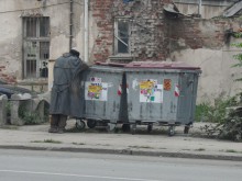 Прагът на бедността в България бил 325 лева