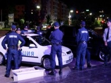 Див екшън пред дискотека: Тийнейджъри млатят като животни връстник