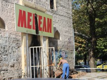 Най-после! Чистят отломките на изпепелената "Орта мезар"