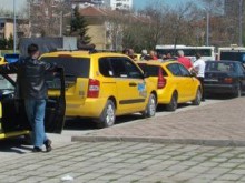Луд екшън с таксиджия в Пловдив заради жена