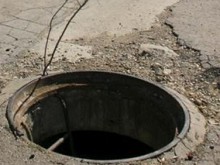 Двегодишни близнаци паднаха в шахта в градска градина