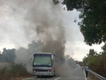 Автобус с туристи пламна край Бургас, евакуират пътниците