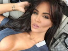 Николета пак се разголи, захвърли сутиена