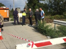 Влак помете кола на жп прелез, двама загинаха на място