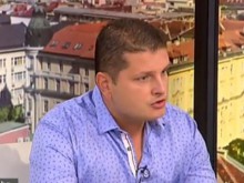 Баща издирва сина си, подозира, че жена му го е извела в чужбина